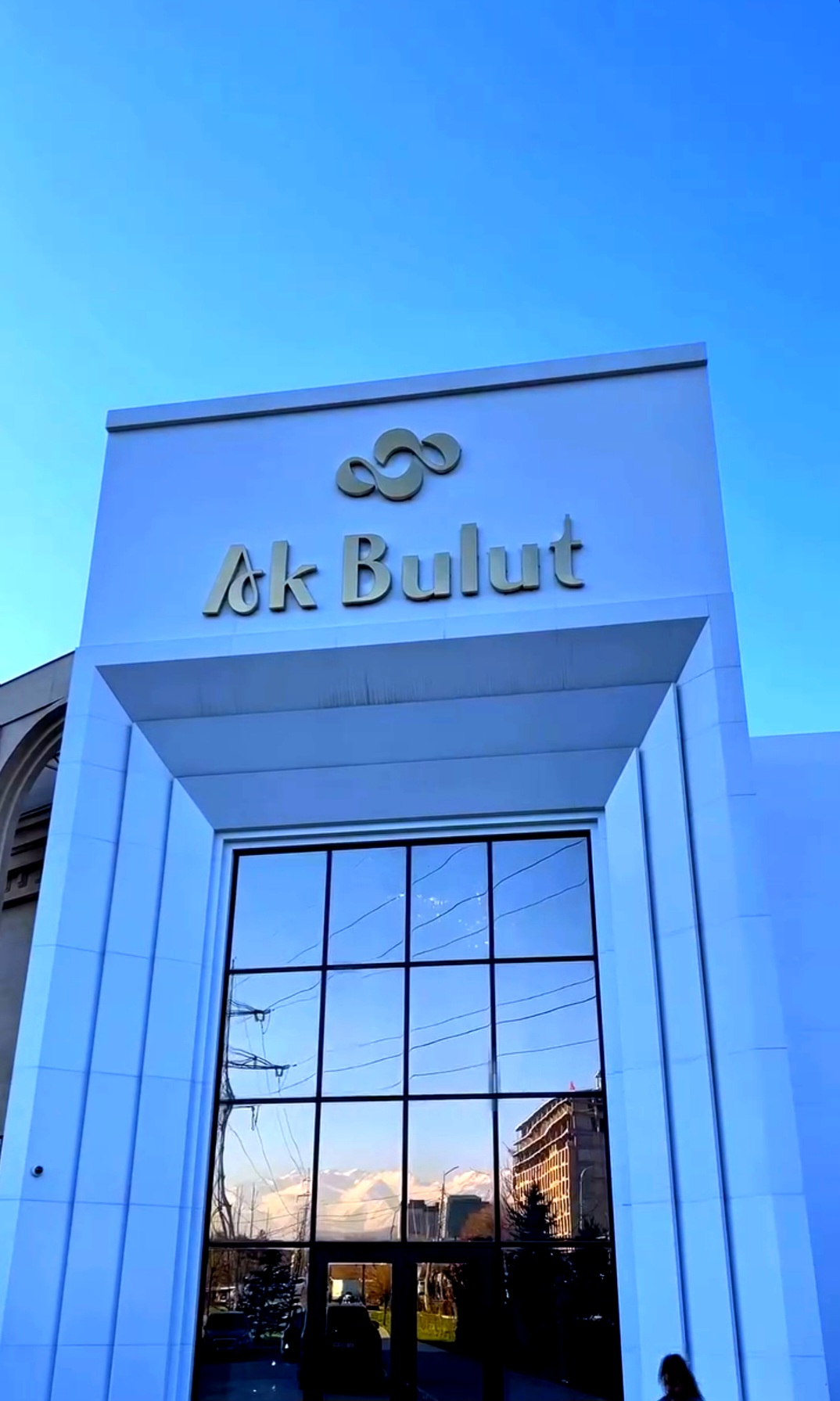 Ak Bulut ресторанына кире бериш
